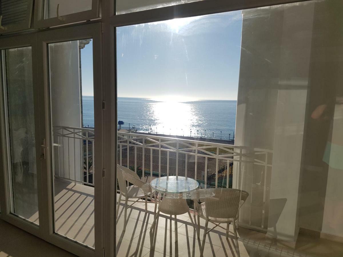 J.R Apartment In The Sea Batumi Exterior photo